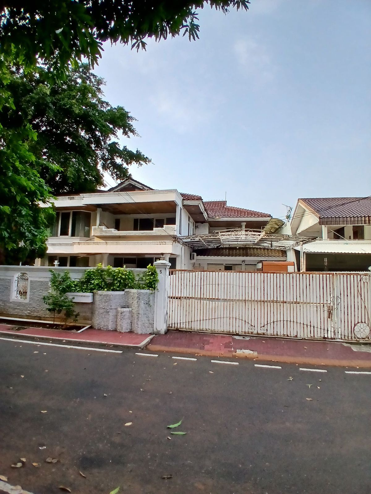 Dijual rumah lama komplek butuh renovasi di Cempaka Putih Tengah