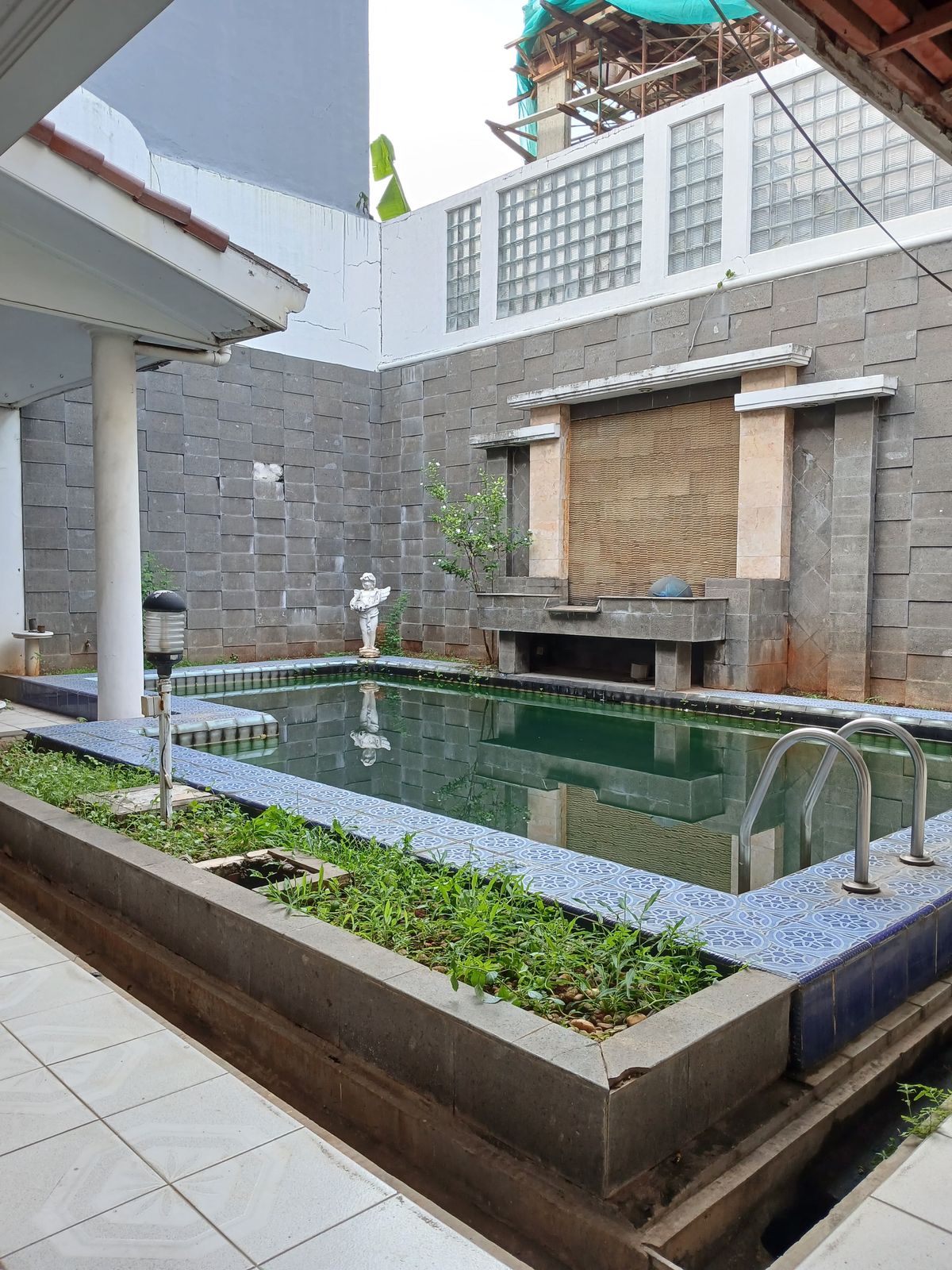 Dijual rumah lama komplek butuh renovasi di Cempaka Putih Tengah