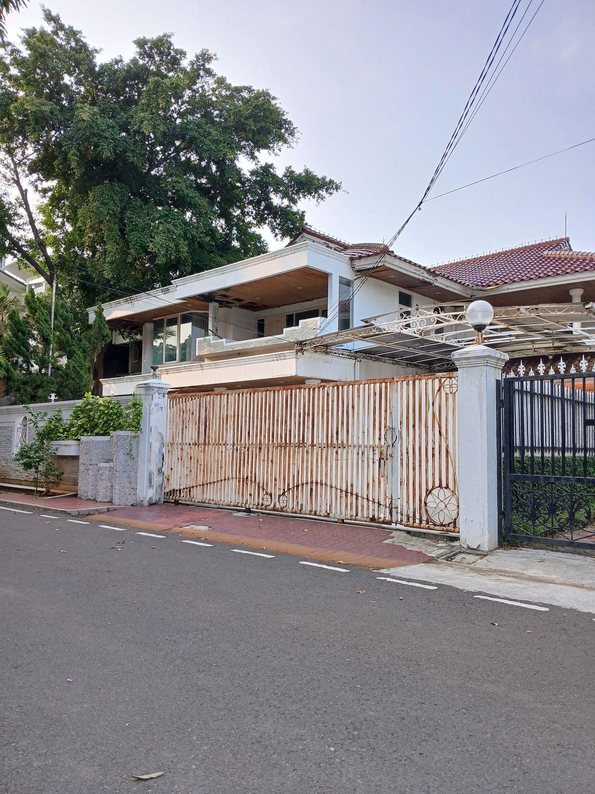 Dijual rumah lama komplek butuh renovasi di Cempaka Putih Tengah