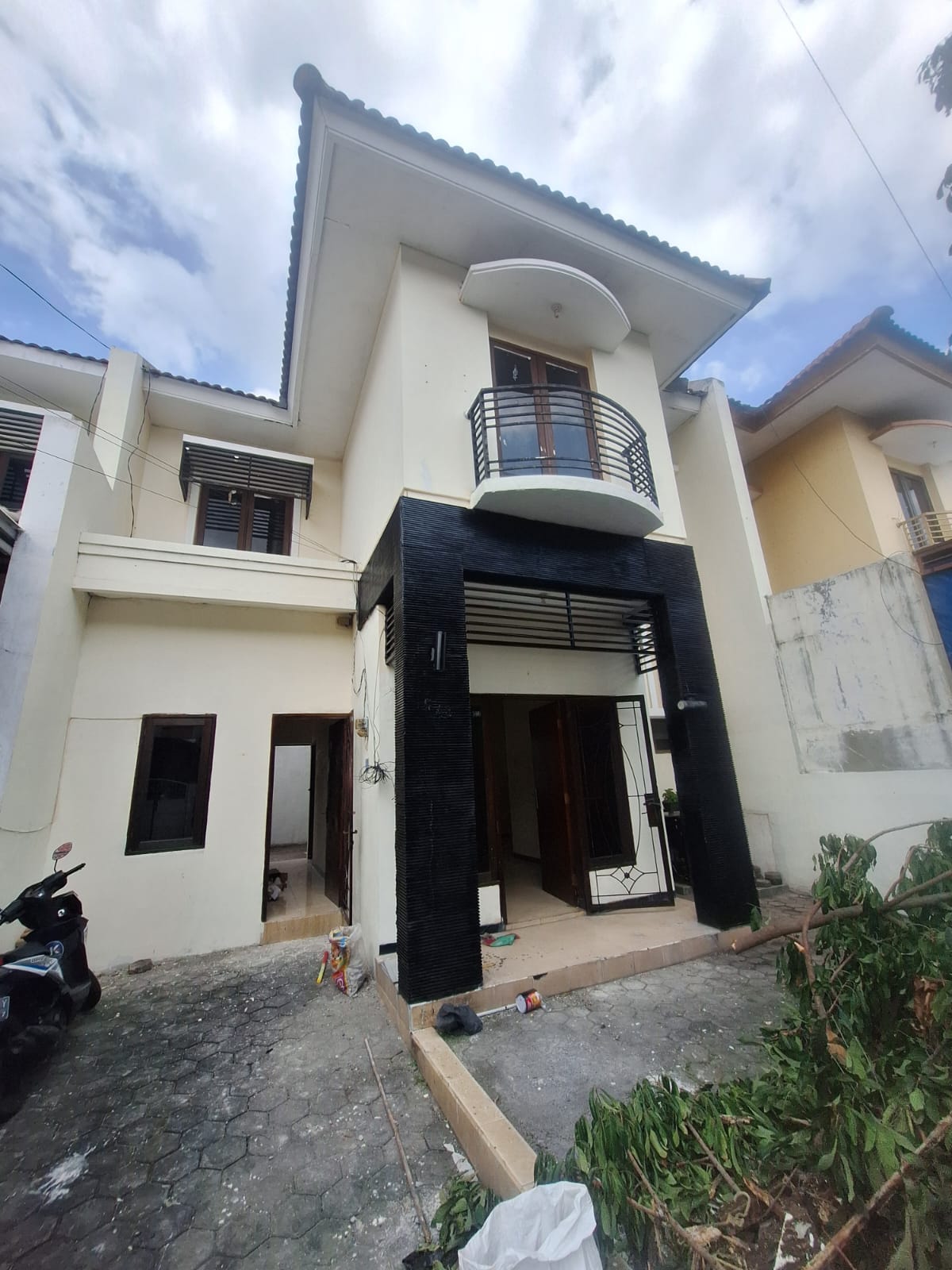 rumah disewakan lebak indah regency surabaya