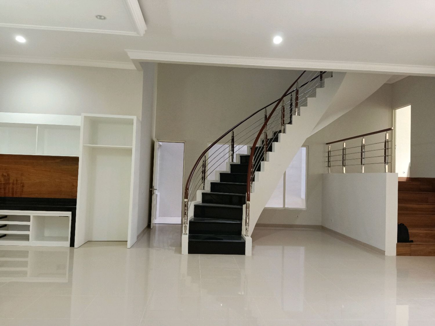 Disewakan Rumah GRAHA FAMILI Blok L Surabaya Barat