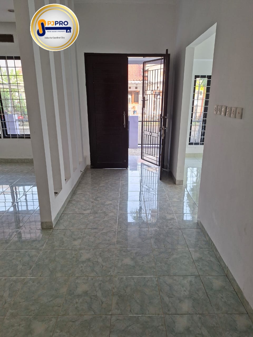 Dijual Rumah Rapih Bersih Area Bebas Banjir di Boulevard Hijau