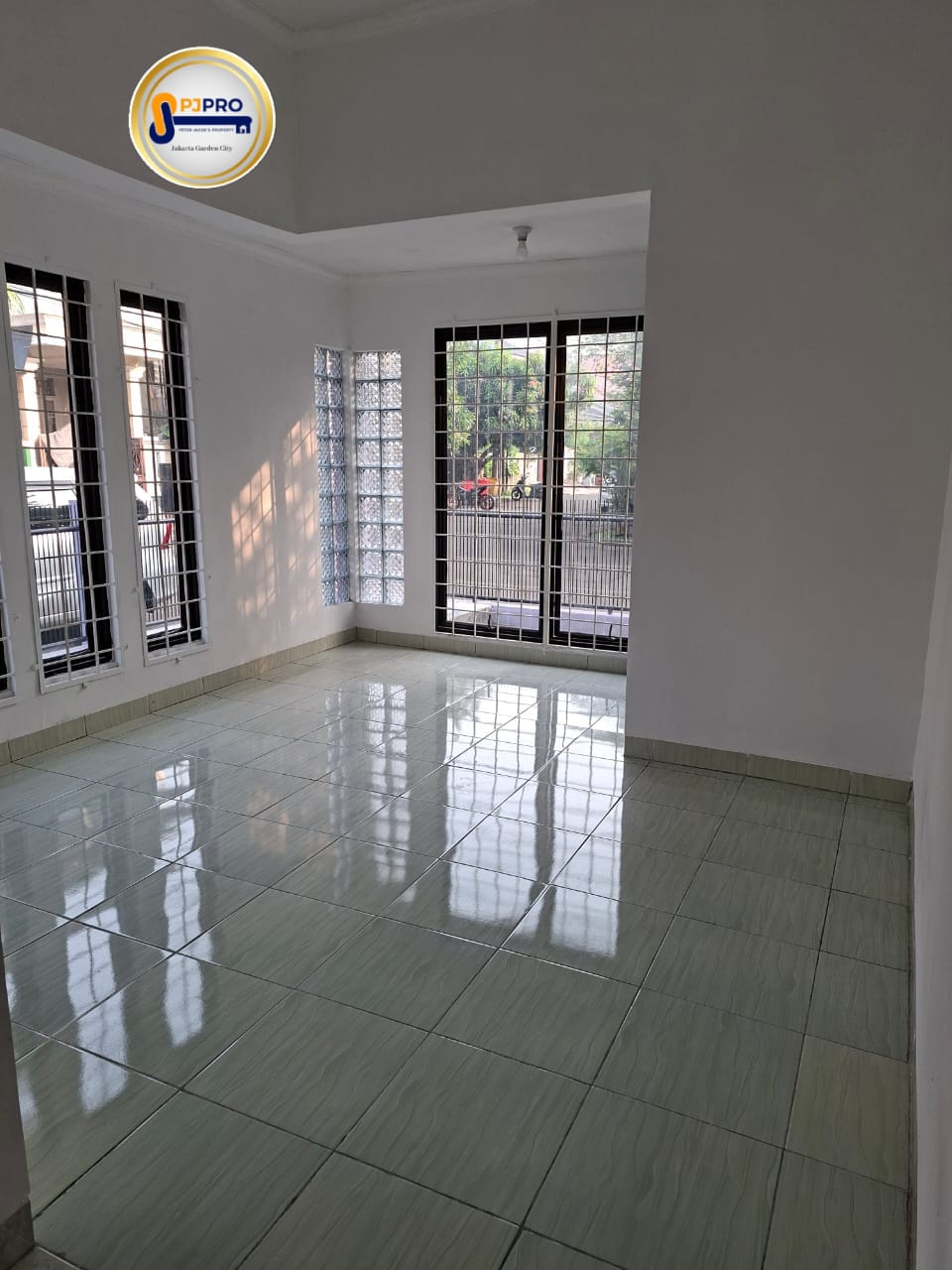 Dijual Rumah Rapih Bersih Area Bebas Banjir di Boulevard Hijau