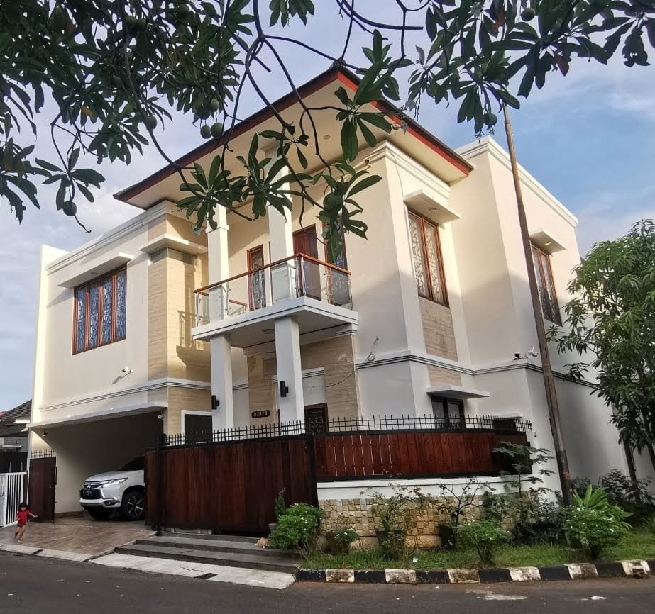 Dijual Rumah Mewah 3 Lantai full Furnished di Banjar Wijaya