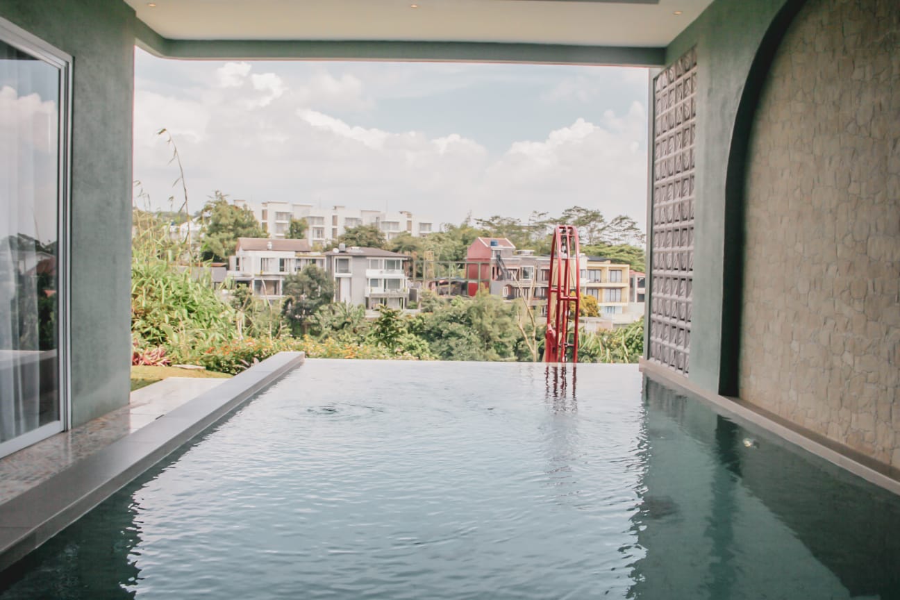 Villa Dago Pakar Resort ada kolam renang full furnish