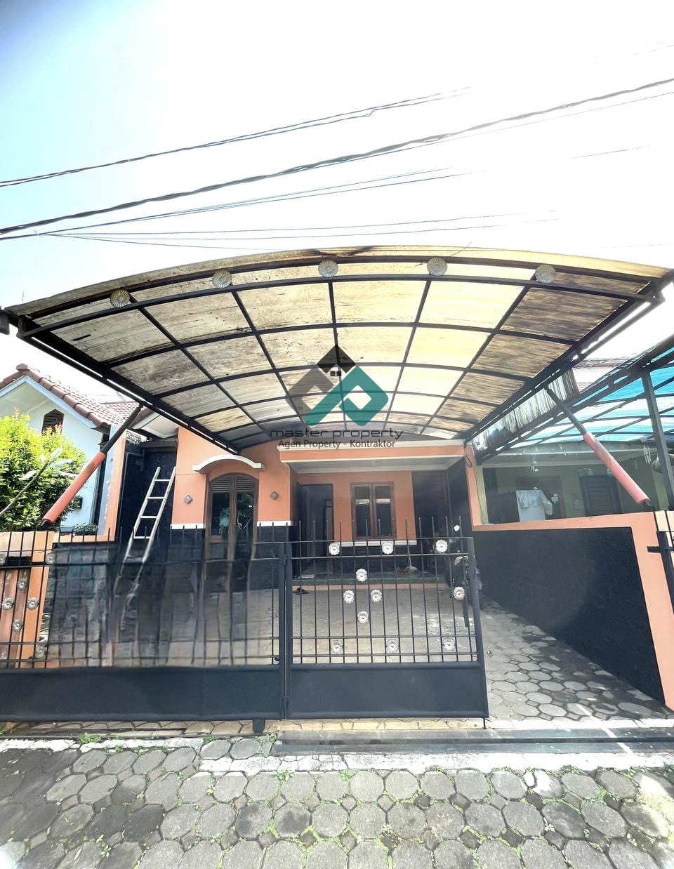 Rumah dijual cepat di Komplek Antapani Kota Bandung strategis