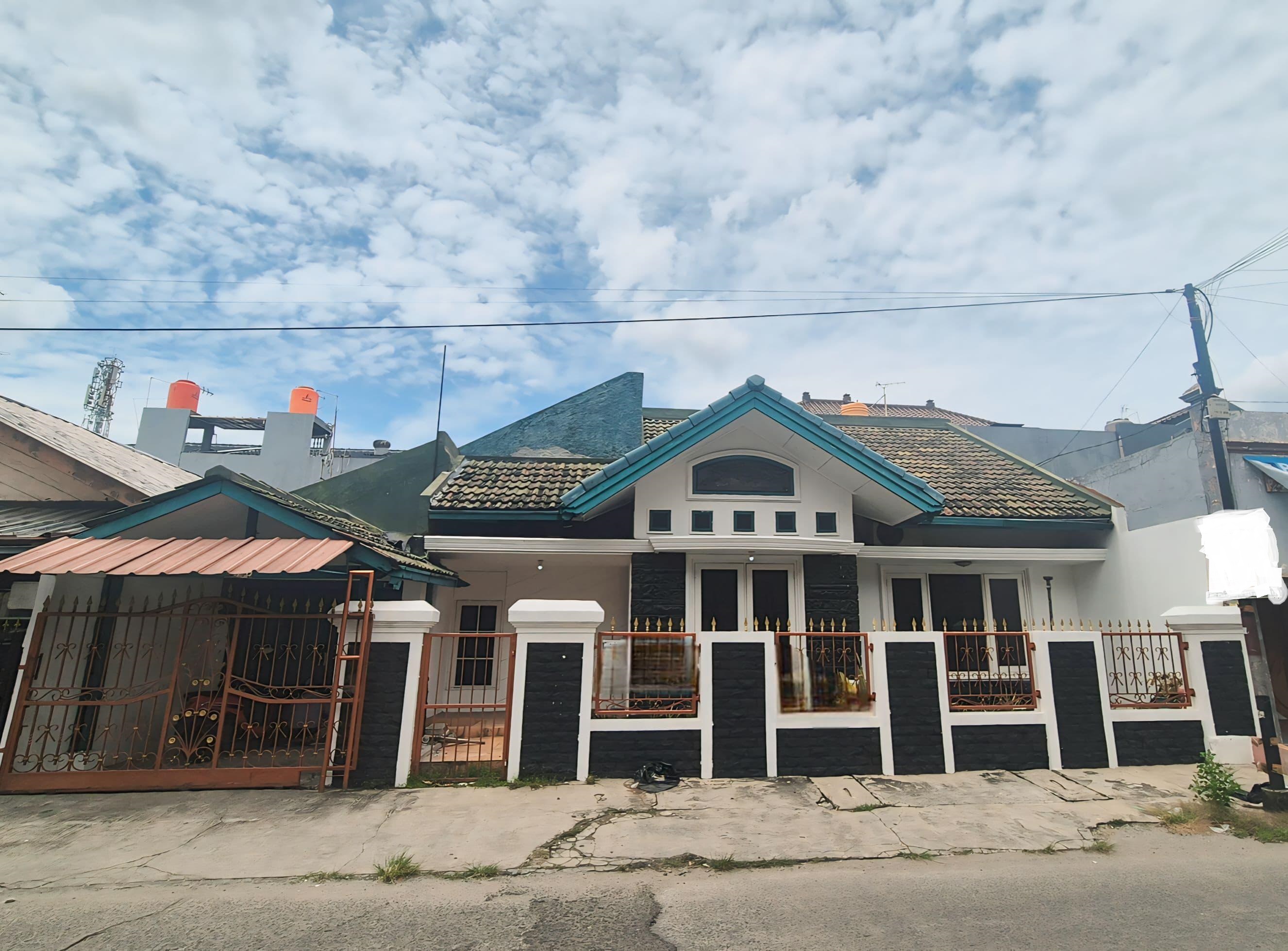 Dijual rumah di jalan komersil di area Grand Galaxy Pekayon Jaya