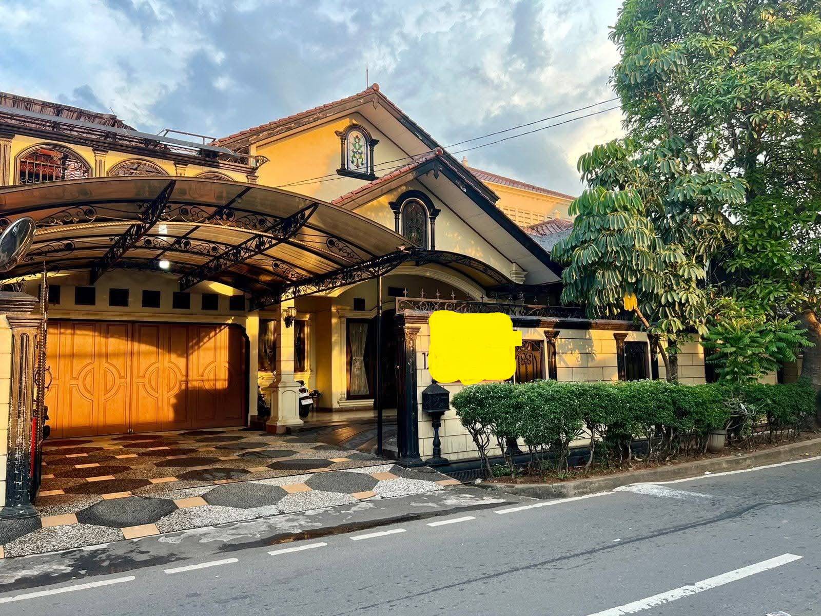 Dijual rumah dengan swimming pool di area Duren Sawit