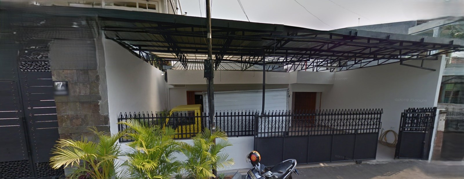 Dijual rumah bentuk kantor dan gudang di area Gajah mada