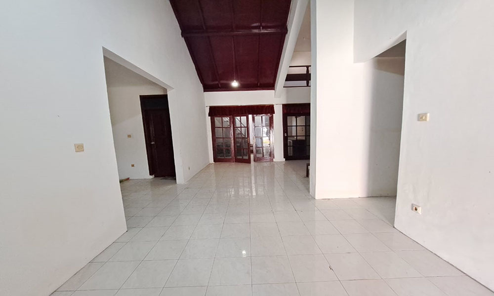 Rumah Gaya Eropa Klasik di Antapani Bandung
