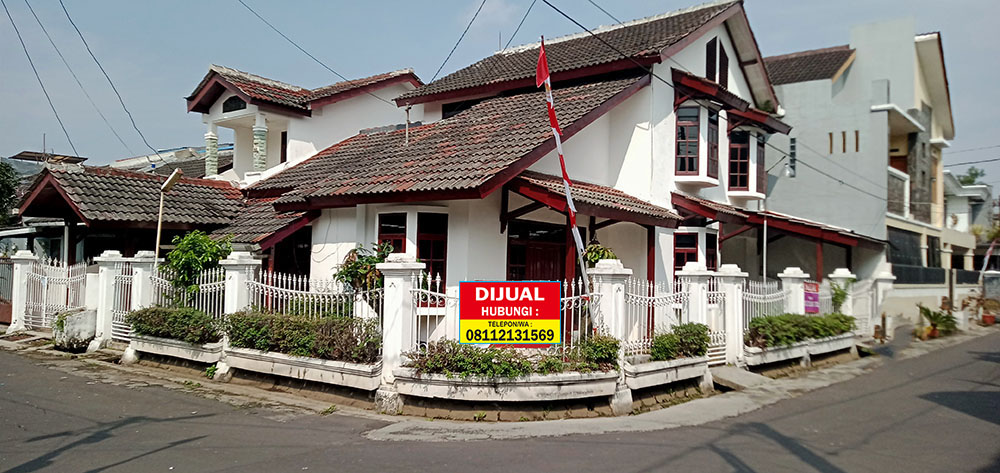 Rumah Gaya Eropa Klasik di Antapani Bandung