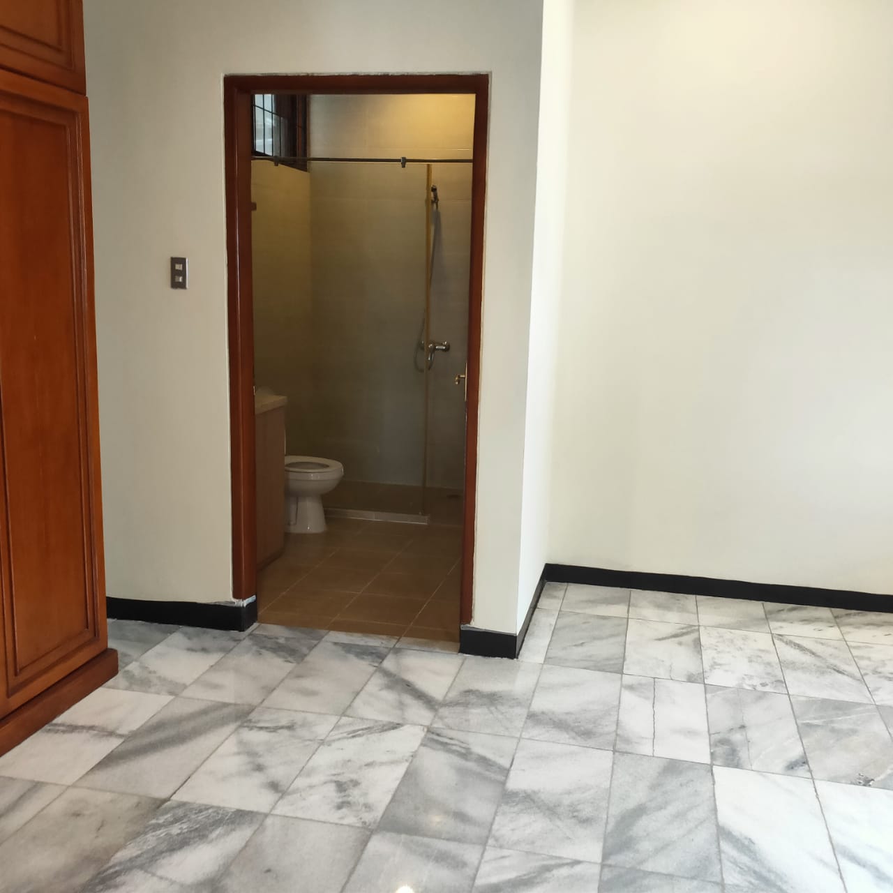 Disewakan rumah Hook komplek mewah di Pejaten Barat