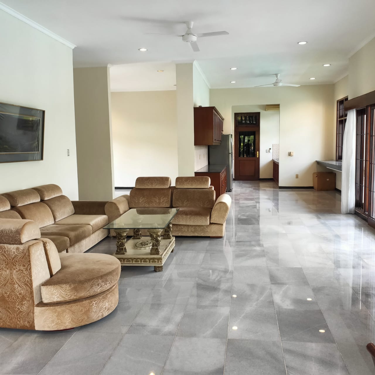 Disewakan rumah Hook komplek mewah di Pejaten Barat