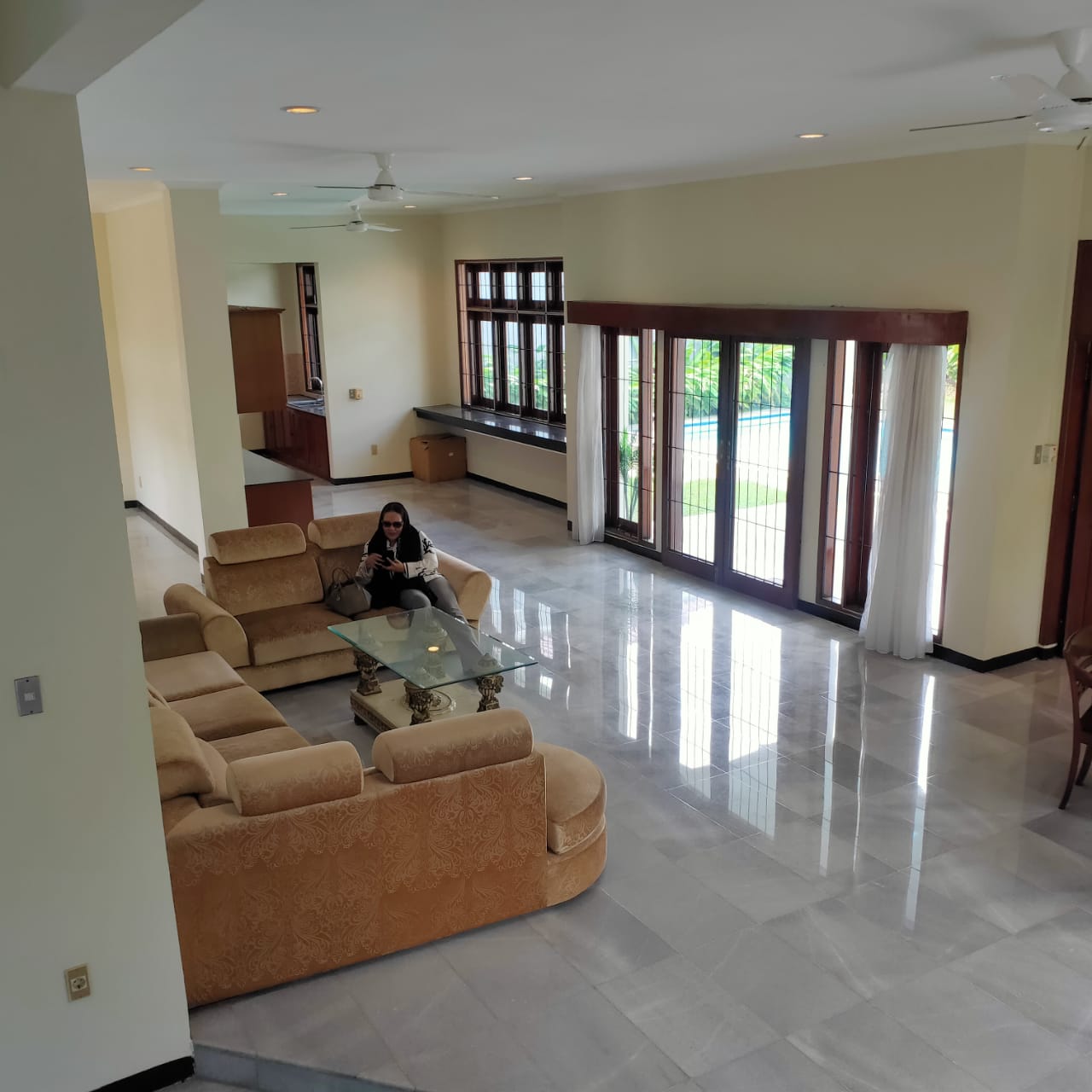 Disewakan rumah Hook komplek mewah di Pejaten Barat