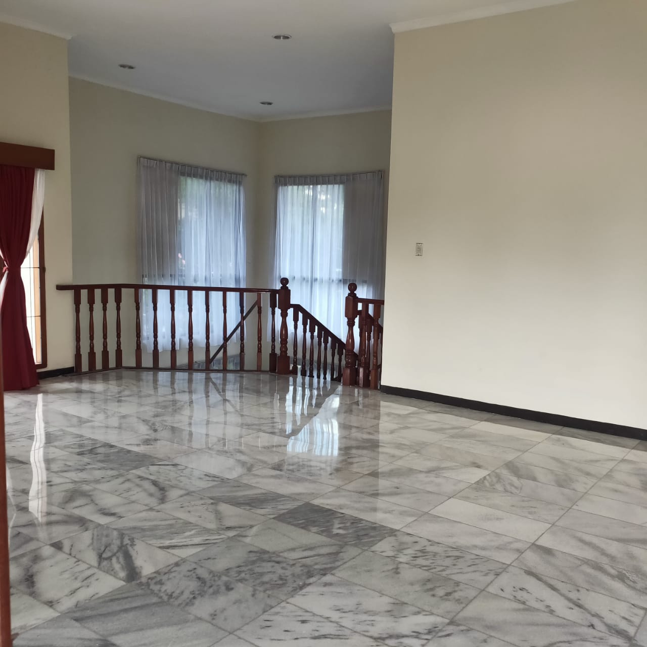 Disewakan rumah Hook komplek mewah di Pejaten Barat