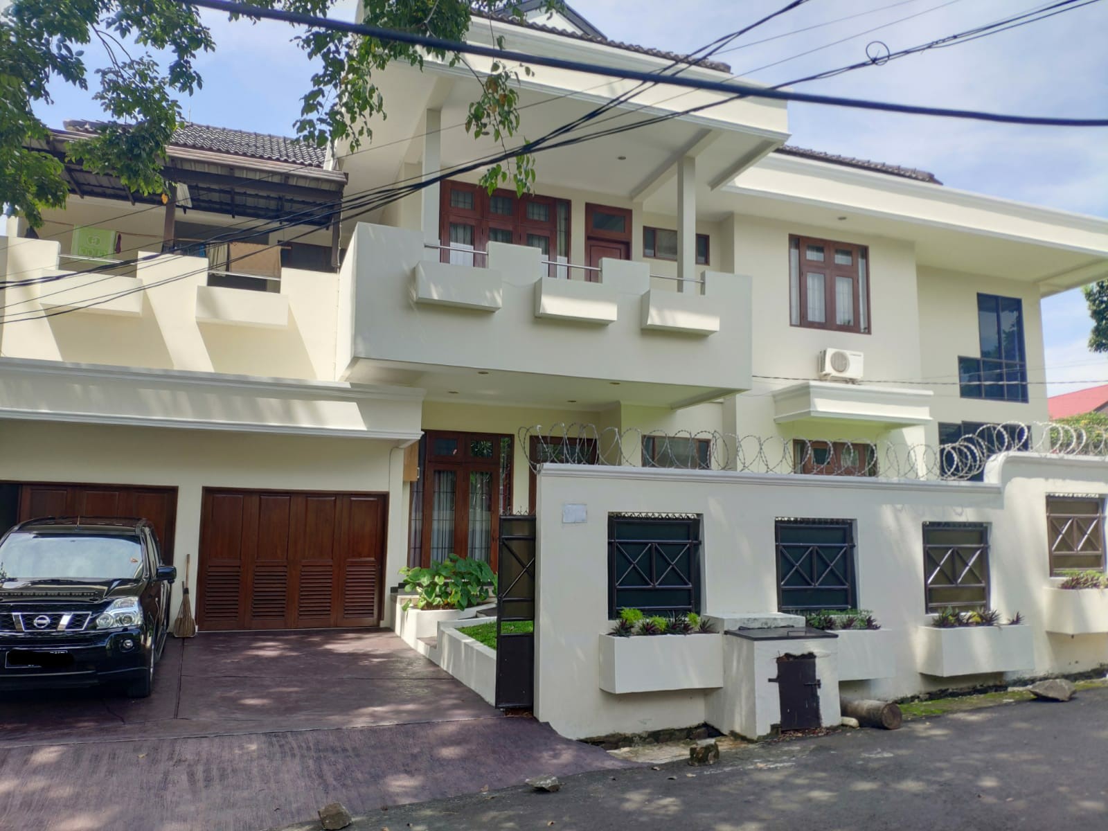 Disewakan rumah Hook komplek mewah di Pejaten Barat