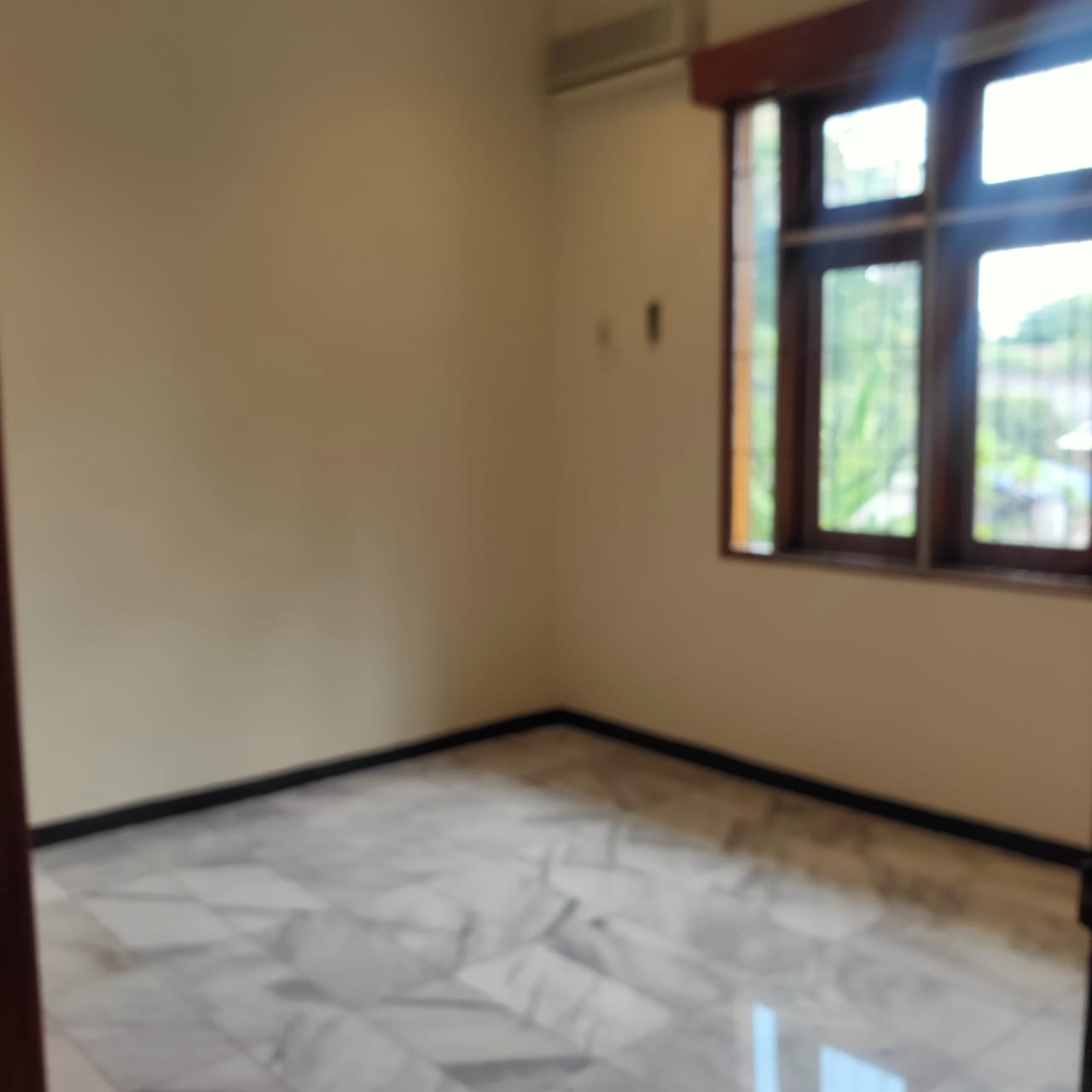 Disewakan rumah Hook komplek mewah di Pejaten Barat