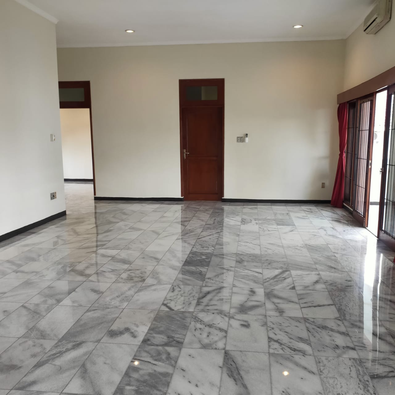 Disewakan rumah Hook komplek mewah di Pejaten Barat