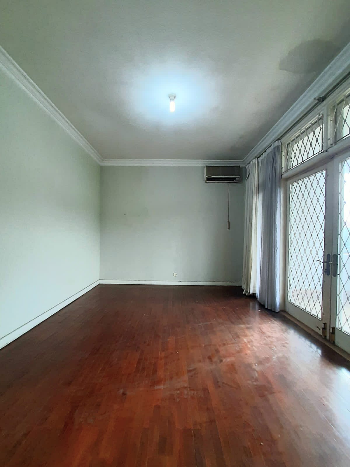 Dijual murah Rumah Luas di Lebak Bulus, Cilandak Jakarta Selatan