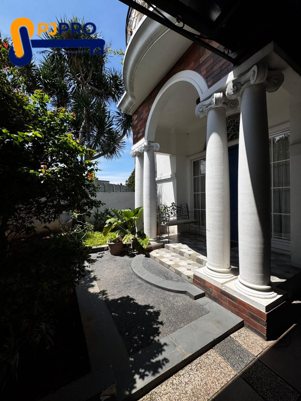 Dijual Rumah Cantik Lingkungan Aman Nyaman di Royal Residence