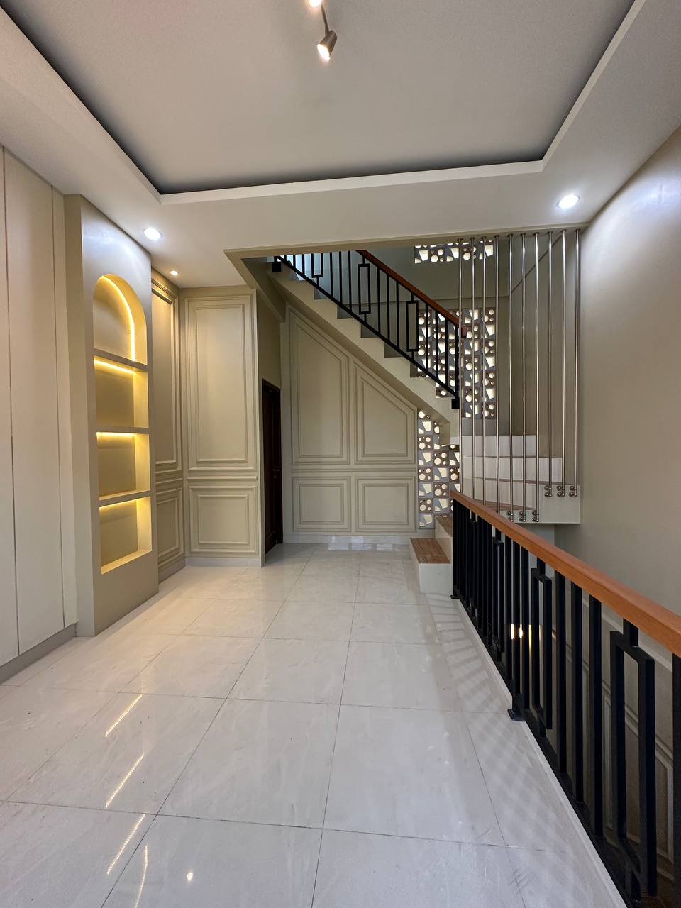 Rumah baru hook plus rooftop di Cibubur Ciracas Jakarta Timur