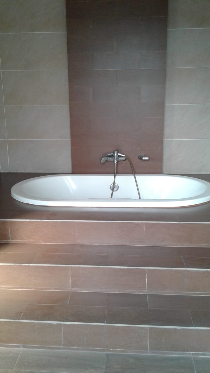 Dijual rumah komplek Taman Himalaya Karawaci  Kelapa Dua