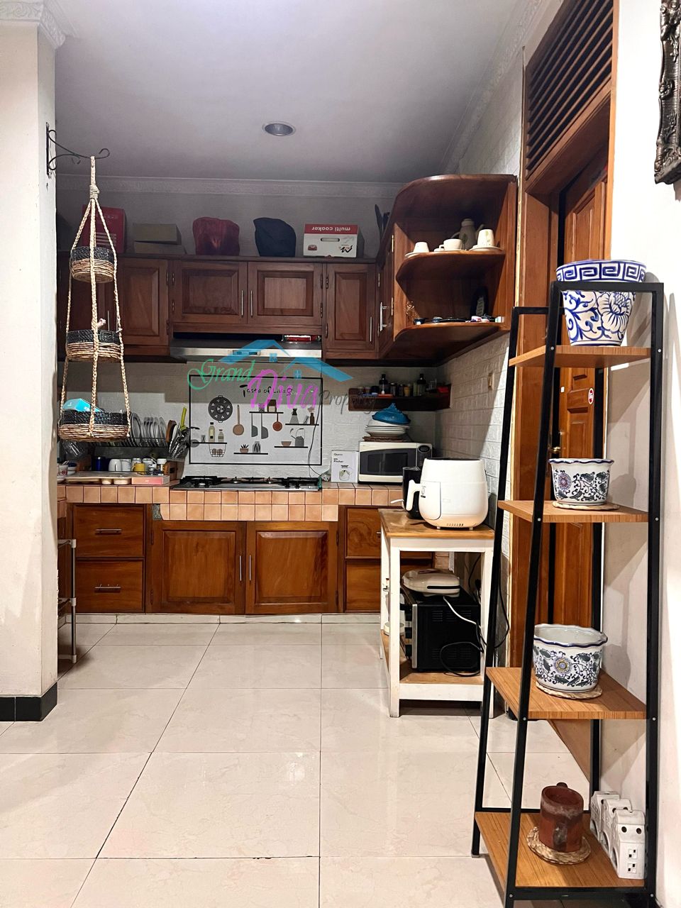 RUMAH BAGUS 2 LANTAI DI PERUMAHAN JATINEGARA BARU