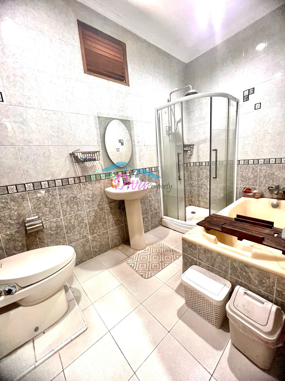 RUMAH BAGUS 2 LANTAI DI PERUMAHAN JATINEGARA BARU