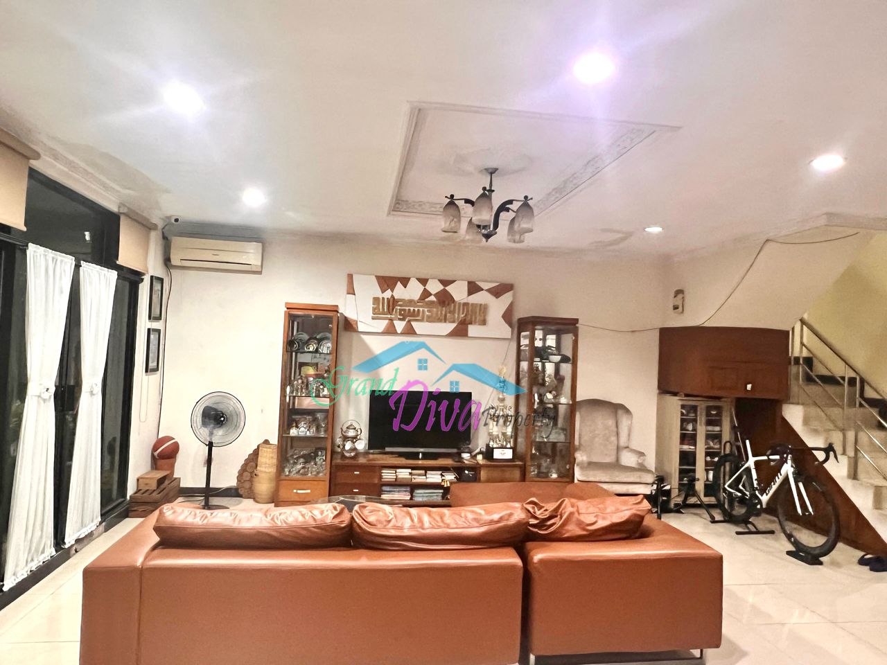 RUMAH BAGUS 2 LANTAI DI PERUMAHAN JATINEGARA BARU