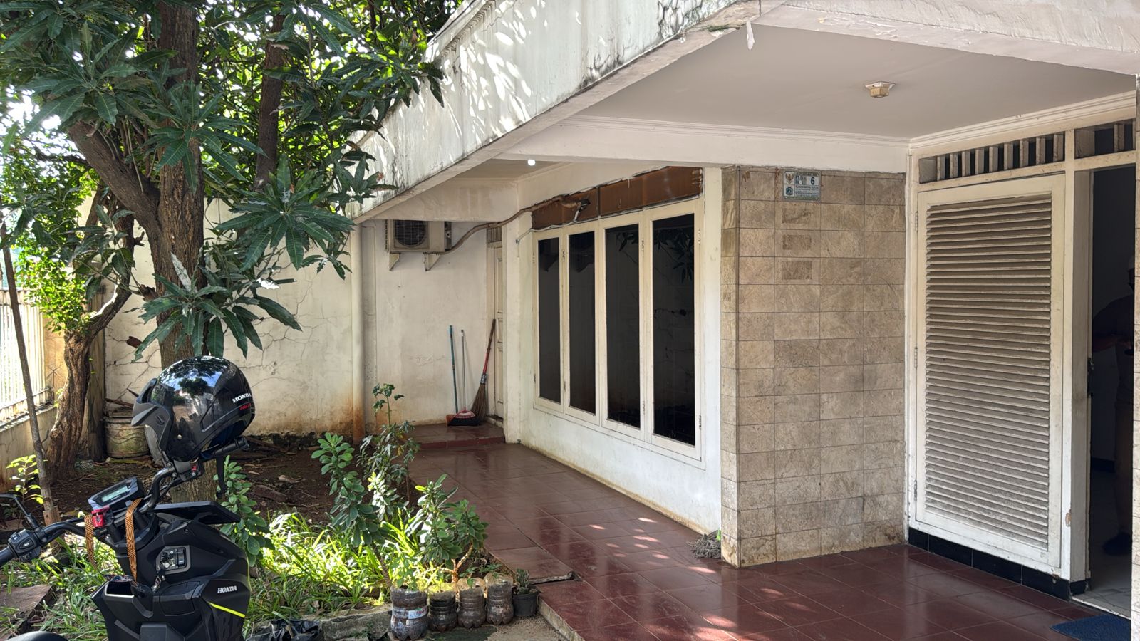 Dijual tanah bonus rumah lama strategis di Mampang Prapatan