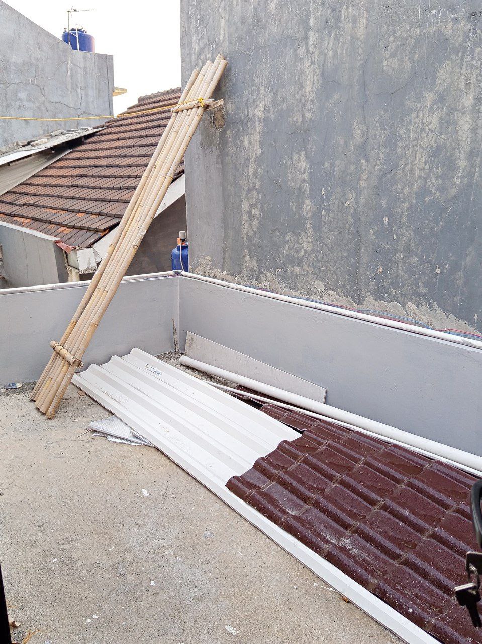 Rumah mezzanine plus rooftop di Jati Asih Bekasi bonus furnish