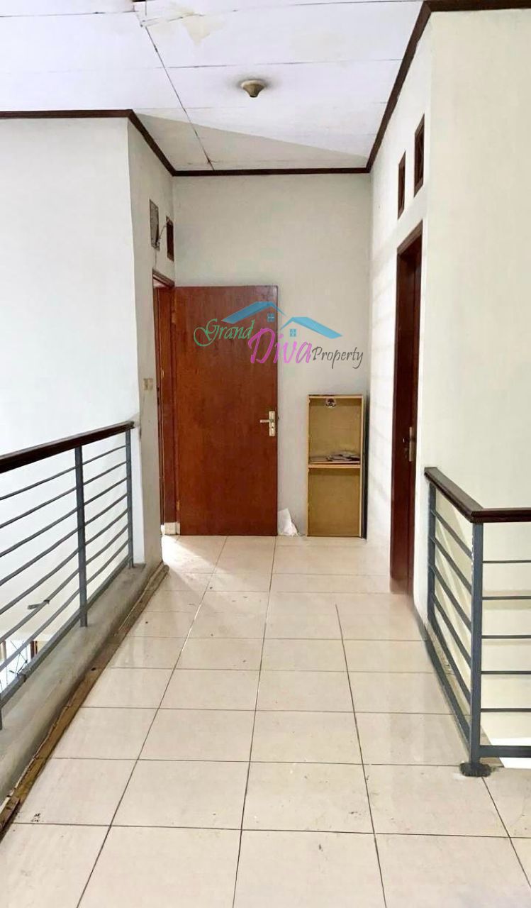 RUMAH DENGAN LAHAN YANG LUAS DI JL. KAPUT JATI MAKMUR PONDOKGEDE