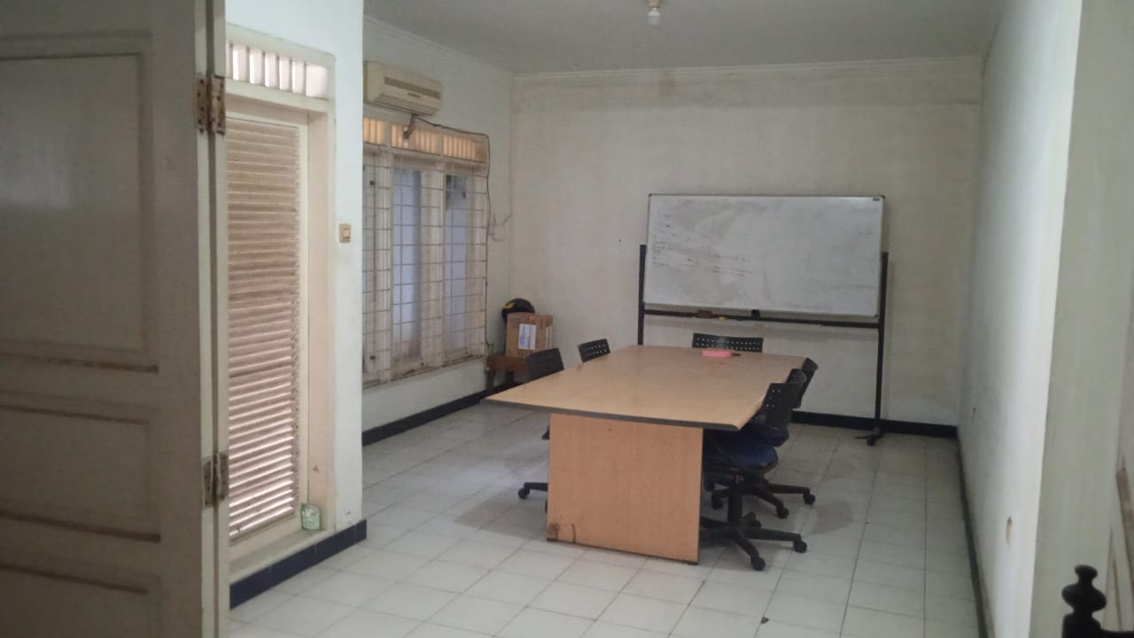 Dijual tanah bonus rumah lama strategis di Mampang Prapatan