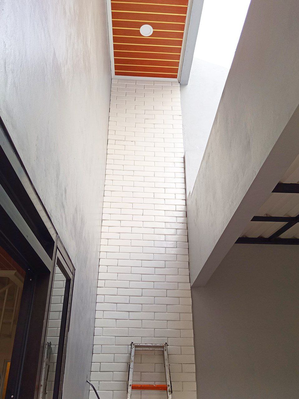 Rumah mezzanine plus rooftop di Jati Asih Bekasi bonus furnish