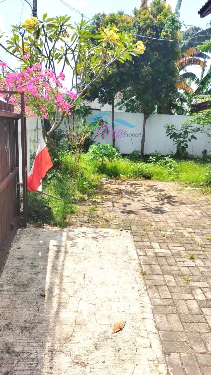 RUMAH DENGAN LAHAN YANG LUAS DI JL. KAPUT JATI MAKMUR PONDOKGEDE