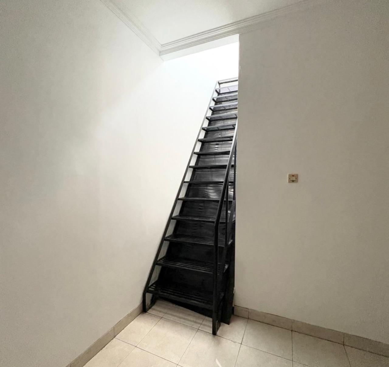 Dijual rumah besar bagus dengan hadap selatan di Sunter Lantana