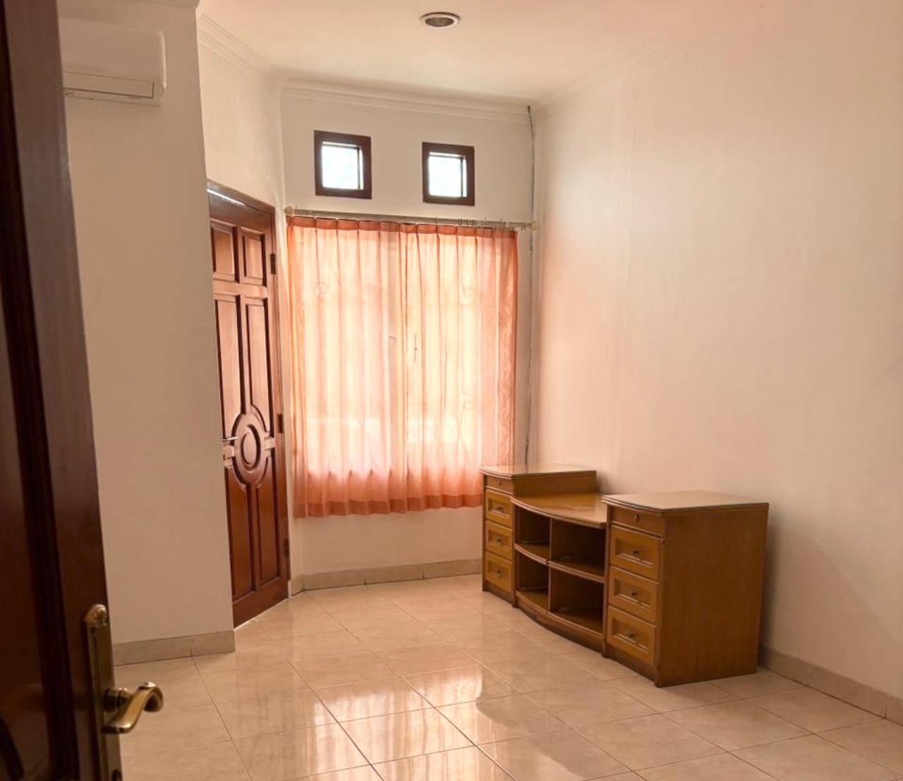 Dijual rumah besar bagus dengan hadap selatan di Sunter Lantana