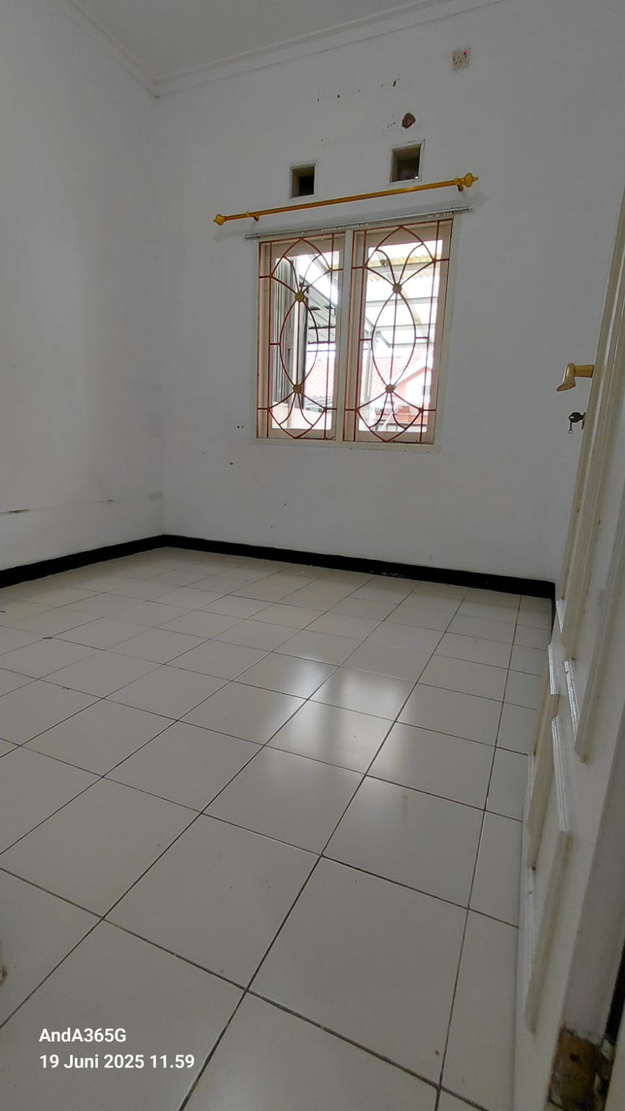 Disewa rumah tinggal dengan area bebas banjir di Harapan Indah 1