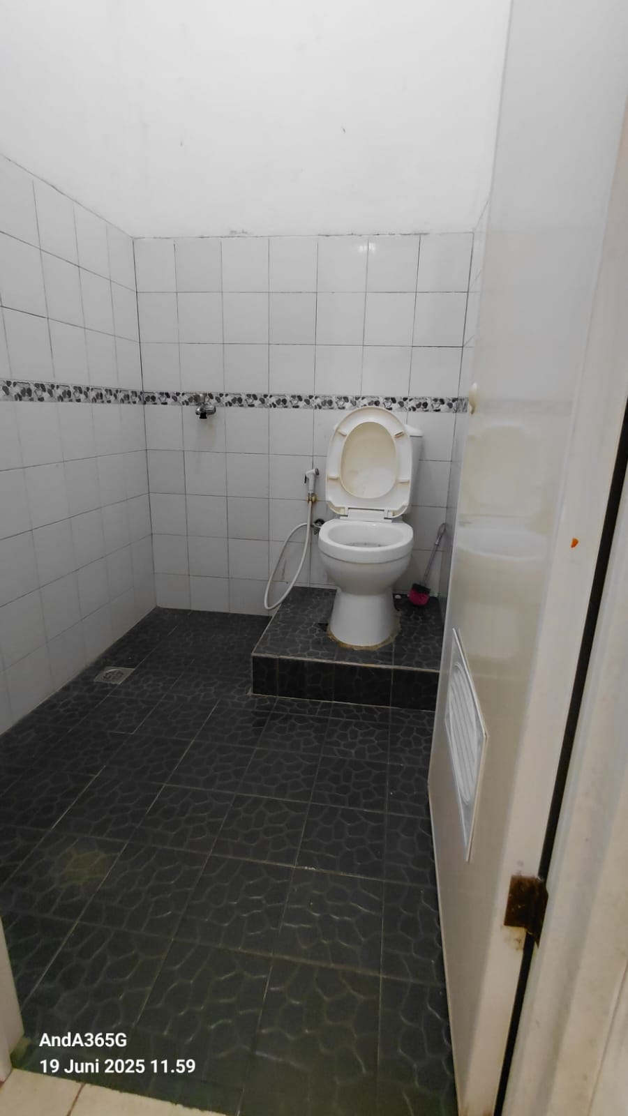 Disewa rumah tinggal dengan area bebas banjir di Harapan Indah 1