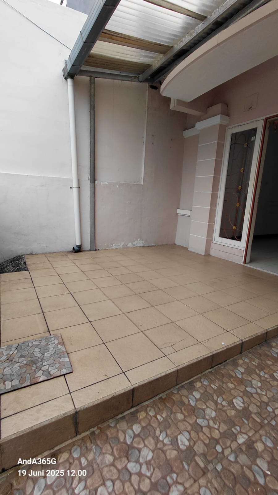 Disewa rumah tinggal dengan area bebas banjir di Harapan Indah 1