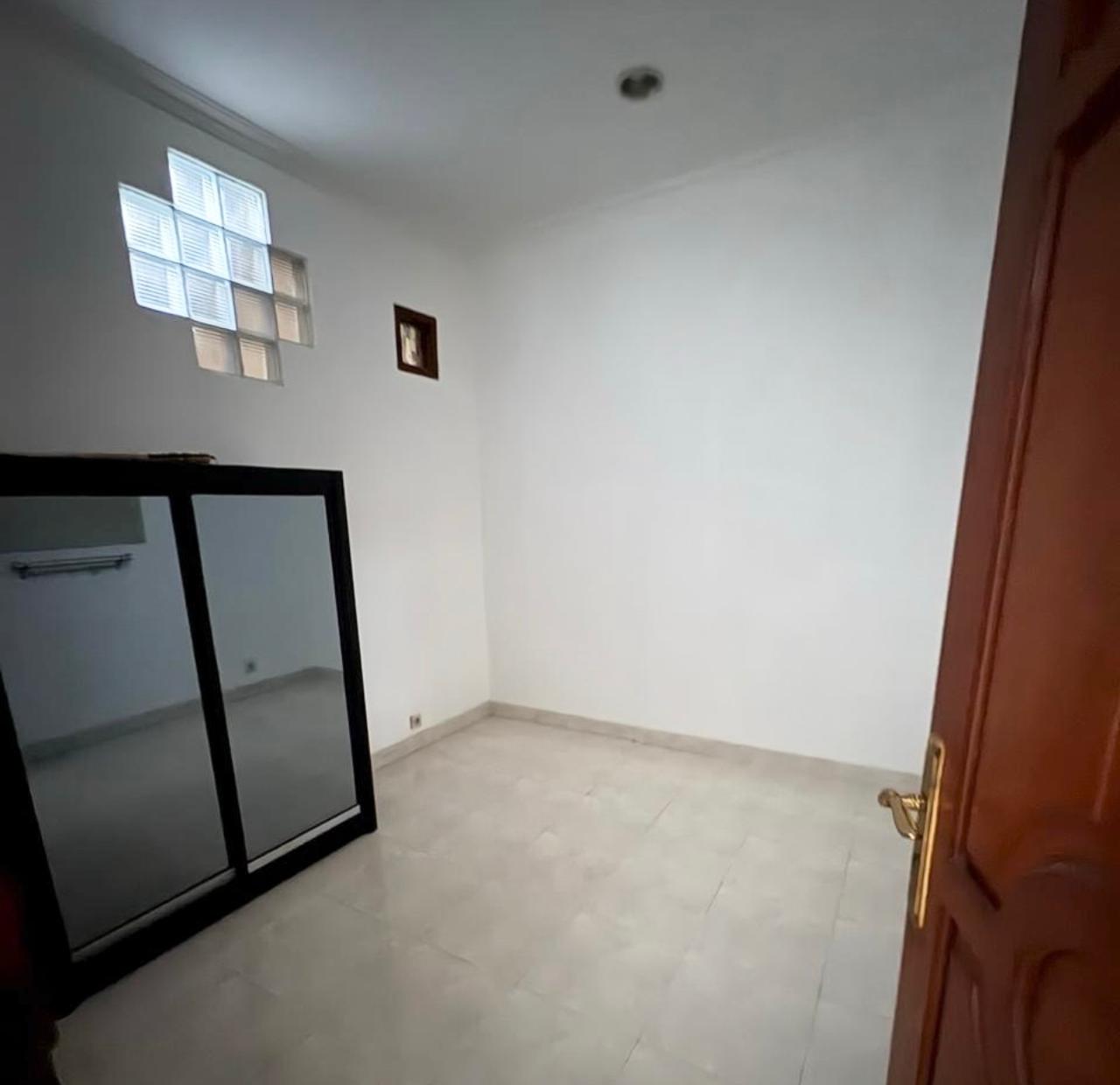 Dijual rumah besar bagus dengan hadap selatan di Sunter Lantana