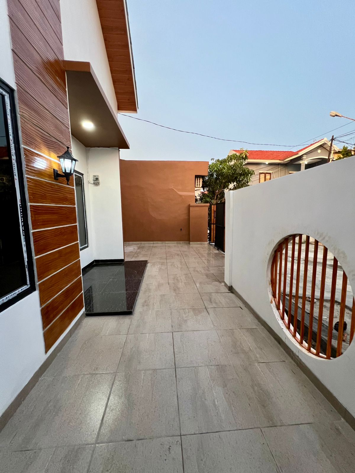 Dijual Rumah Baru Asri Sirkulasi Baik di Kota Harapan Indah