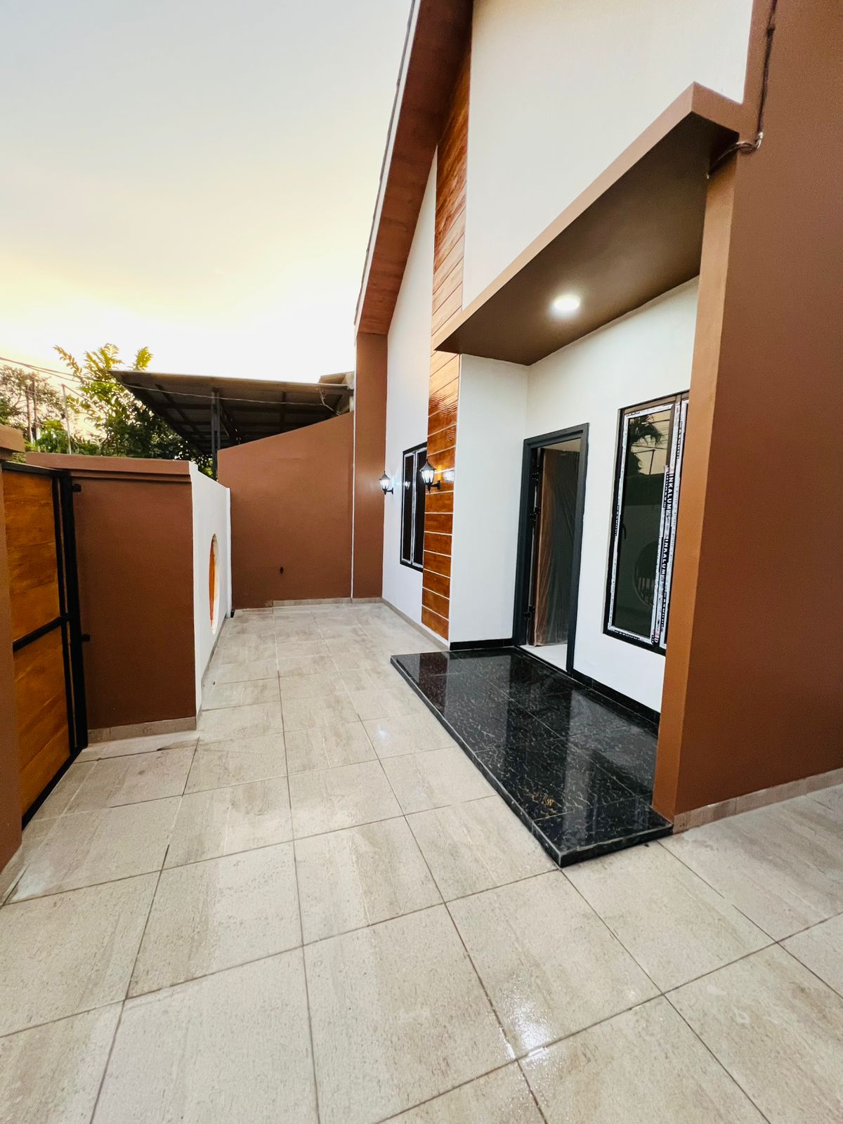 Dijual Rumah Baru Asri Sirkulasi Baik di Kota Harapan Indah