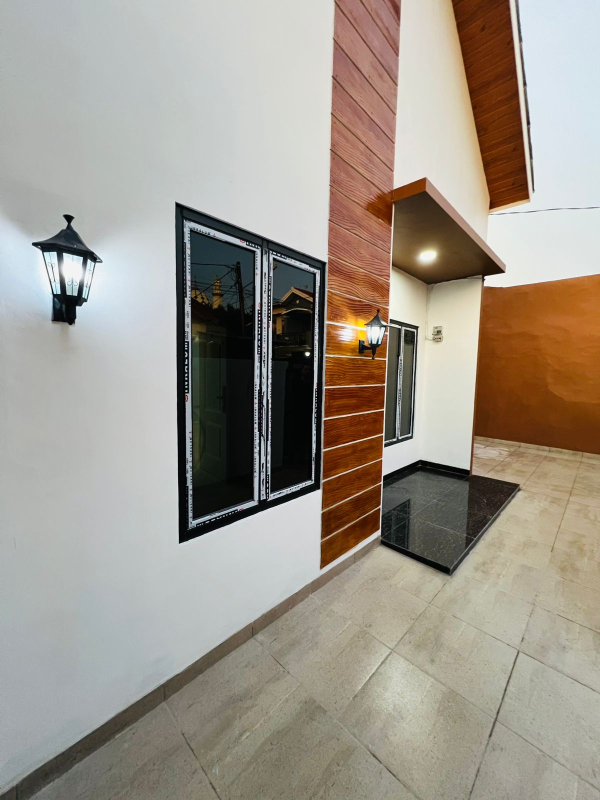 Dijual Rumah Baru Asri Sirkulasi Baik di Kota Harapan Indah