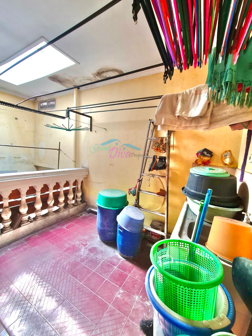 RUMAH DI KOMPLEK DAERAH DUREN SAWIT JAKARTA TIMUR