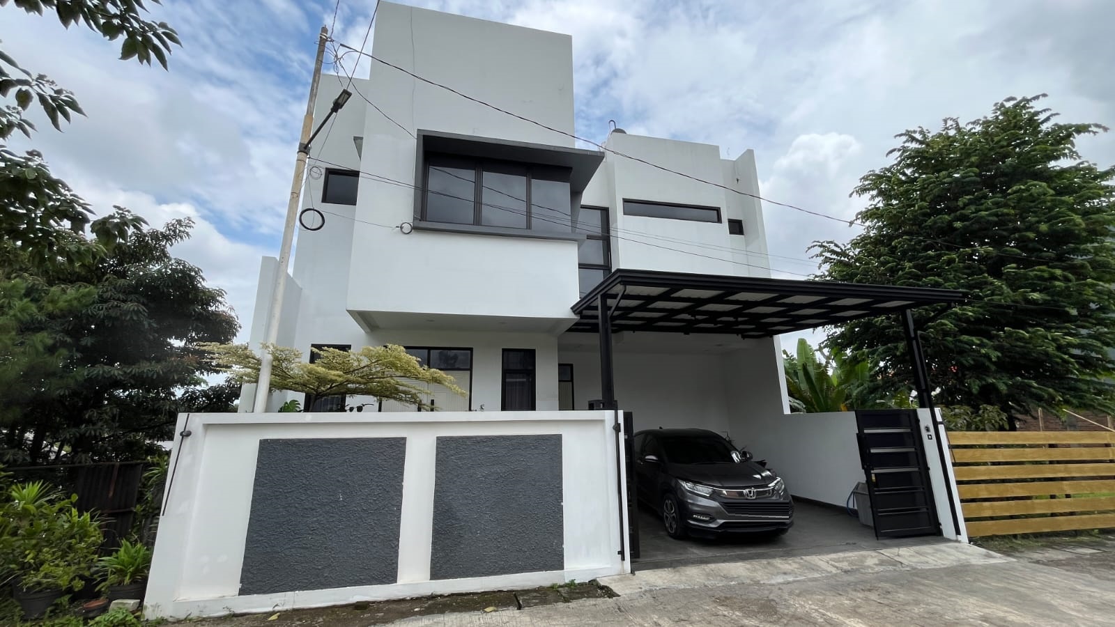 Rumah modern minimalis 3 lantai dekat POLBAN Ciwaruga Parongpong