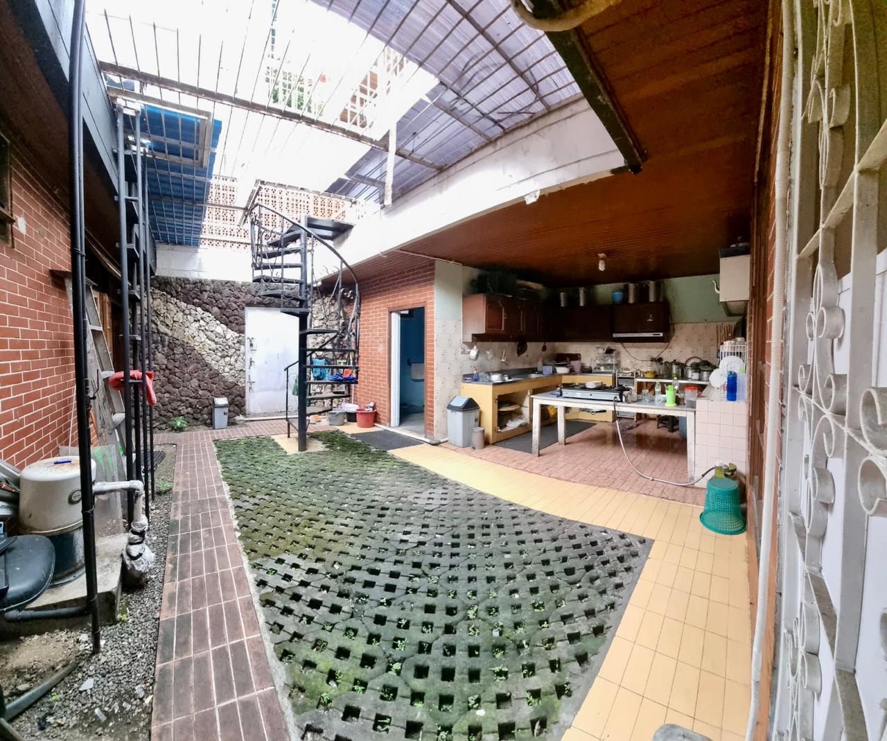 jual rumah luas dengan paviliun di Salemba, Paseban, Senen