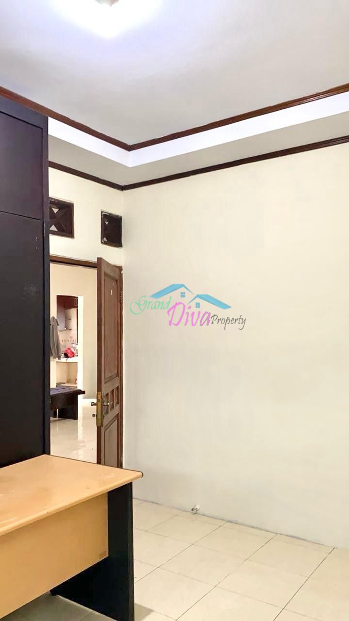 RUMAH DENGAN LAHAN YANG LUAS DI JL. KAPUT JATI MAKMUR PONDOKGEDE