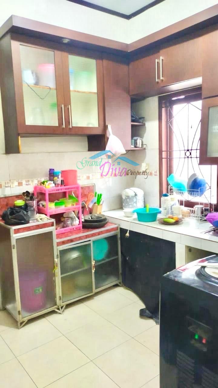 RUMAH DENGAN LAHAN YANG LUAS DI JL. KAPUT JATI MAKMUR PONDOKGEDE