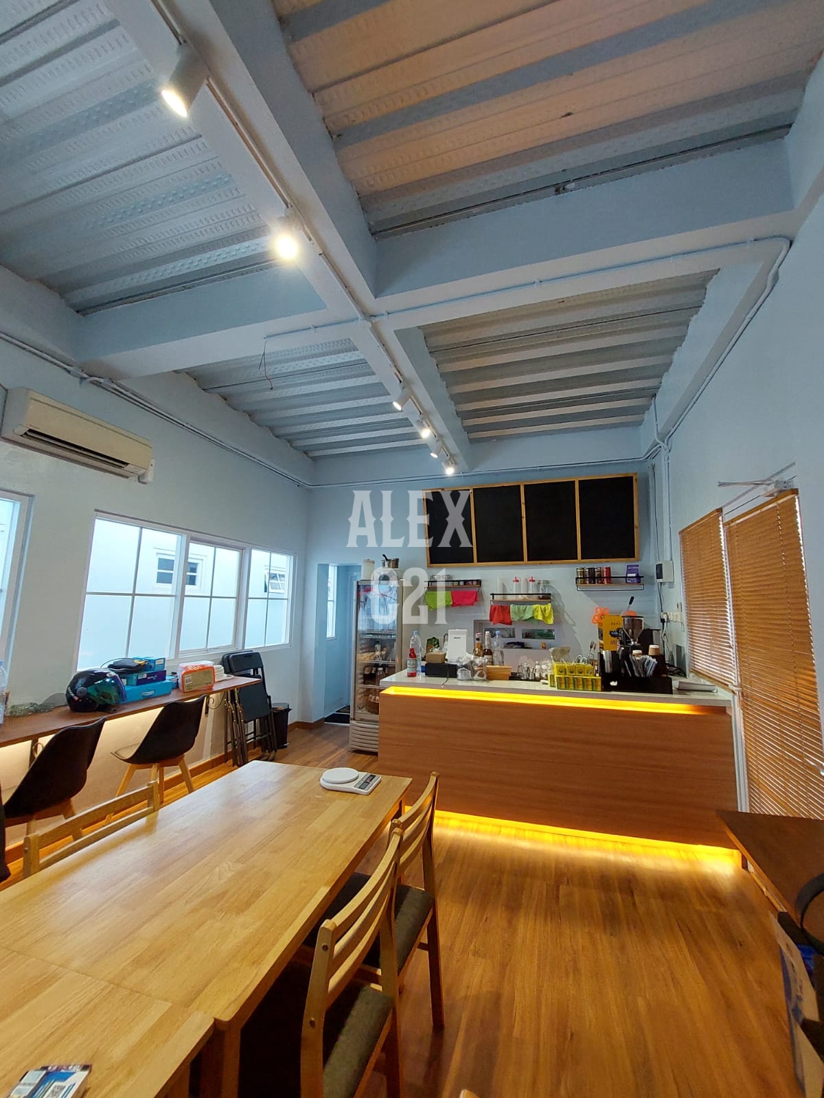 Dijual rumah kost + ruang usaha cafe di Perdatam, Pancoran